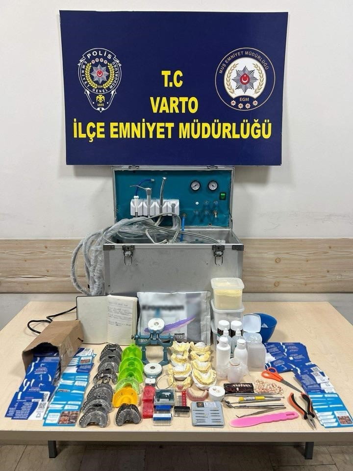 MUŞ’UN VARTO İLÇESİNDE RUHSATSIZ ŞEKİLDE TAKMA DİŞ VE DOLGU YAPTIĞI BELİRLENEN ŞAHSIN EVİNE...