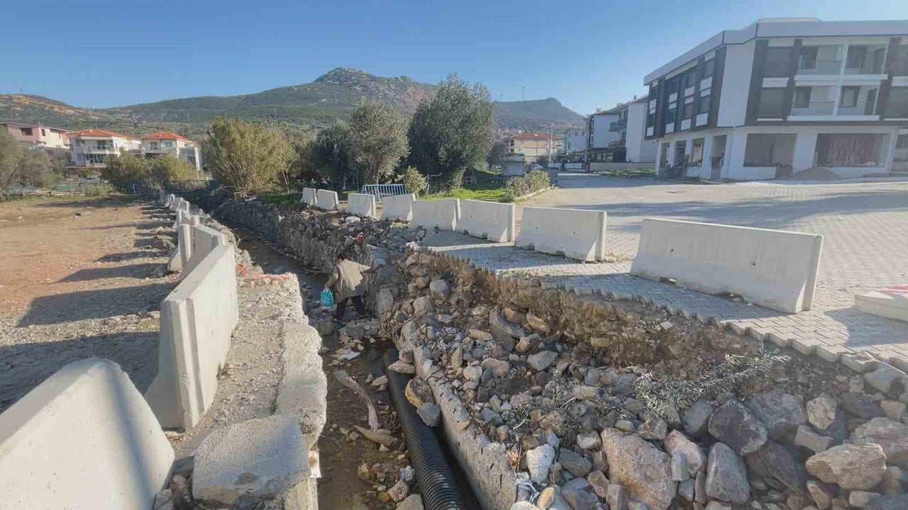 MUSTAFA KEMAL ATATÜRK MAH. BÖLGESİNİ İKİYE BÖLEN KAZI BÖLGESİNDE KARŞIDAN KARŞIYA GEÇMEYE ÇALIŞAN...