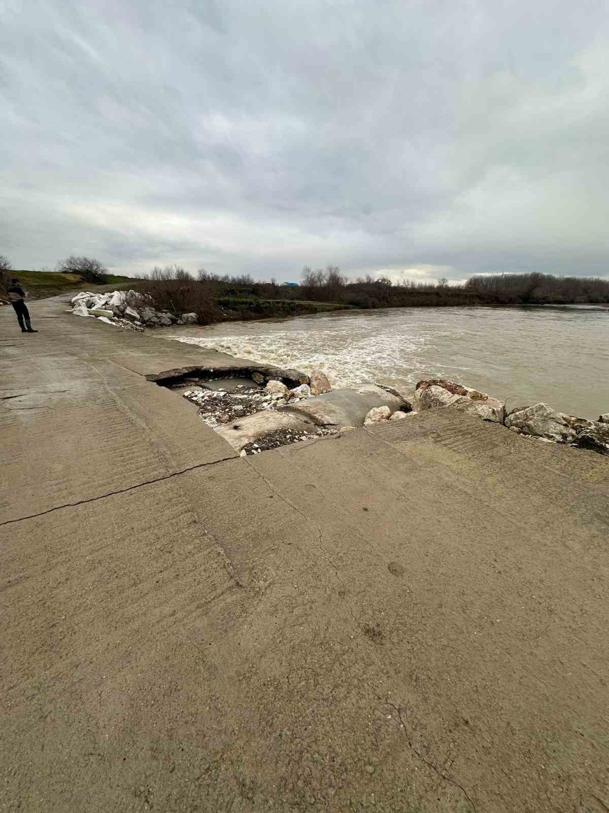 MUSTAFAKEMALPAŞA’NIN YAMANLI MAHALLESİ’NDE MESİRE ALANINA GEÇİŞİ SAĞLAYAN KÖPRÜDEKİ HASAR...