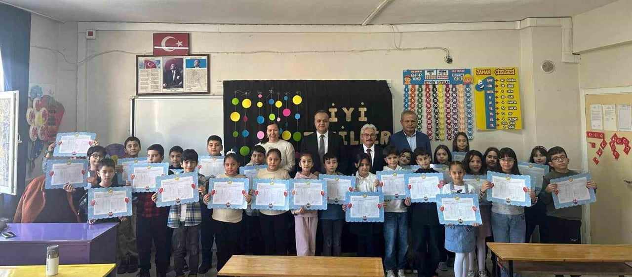 MUT İLÇESİNDE KAYMAKAM OSMAN ÇELİKKOL, 2025-2026 ÖĞRETİM YILI BİRİNCİ DÖNEM KARNE TÖRENİNE...