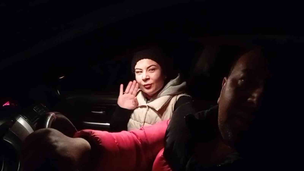 MUT İLÇESİNİN YÜKSEK RAKIMLI BÖLGESİNDE KARDA ARAÇLARIYLA MAHSUR KALAN ÇİFT, EKİPLERİN BAŞARILI...