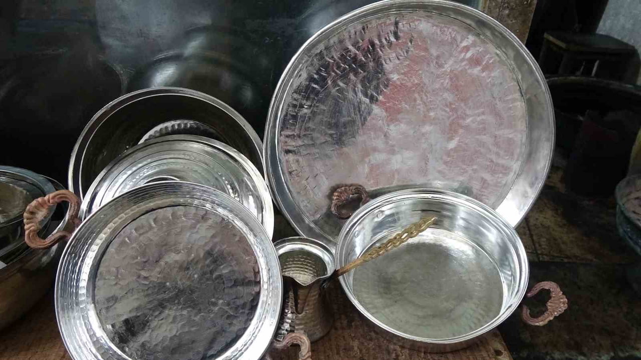 MUTFAK ALIŞKANLIKLARININ DEĞİŞMESİYLE BİRLİKTE BAKIR KAPLARIN KULLANIMI BÜYÜK ÖLÇÜDE AZALDIĞI...