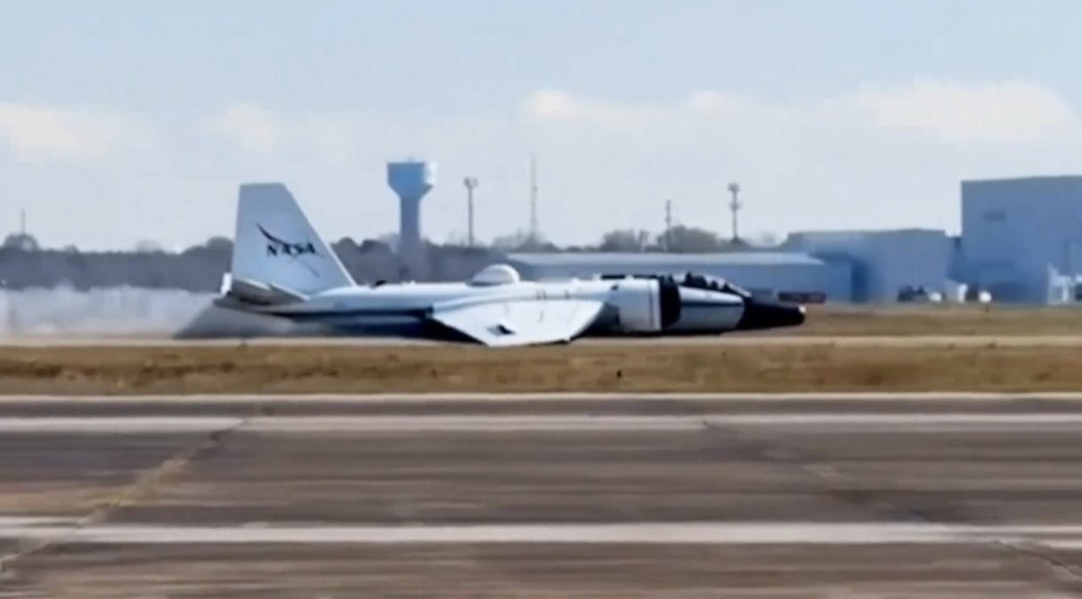 NASA’YA AİT ARAŞTIRMA UÇAĞI ARIZA NEDENİYLE GÖVDE ÜZERİNE İNİŞ YAPTI