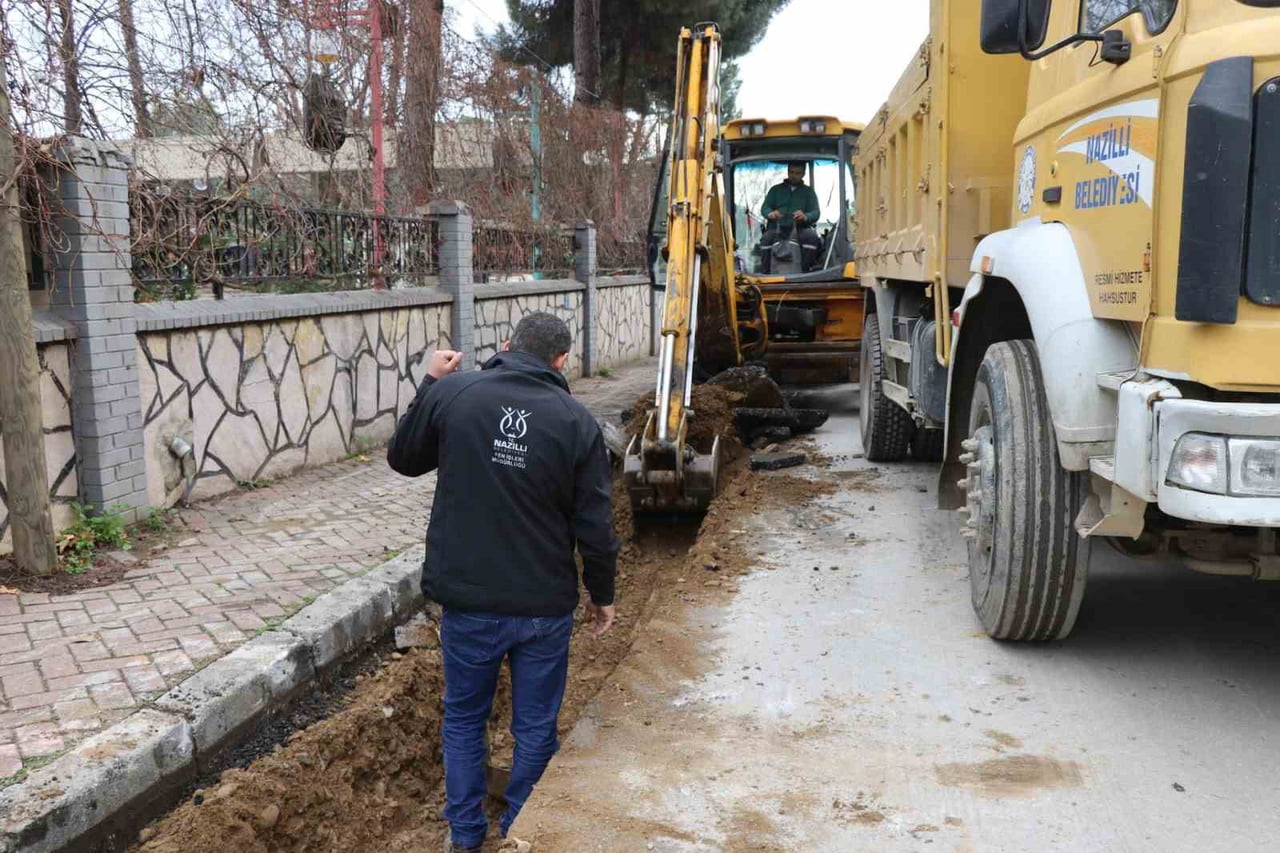 NAZİLLİ BELEDİYESİ, İLÇEDE YAKLAŞIK YARIM ASIRDIR KULLANILAN İÇME SUYU HATLARINI YENİLEMEK İÇİN...