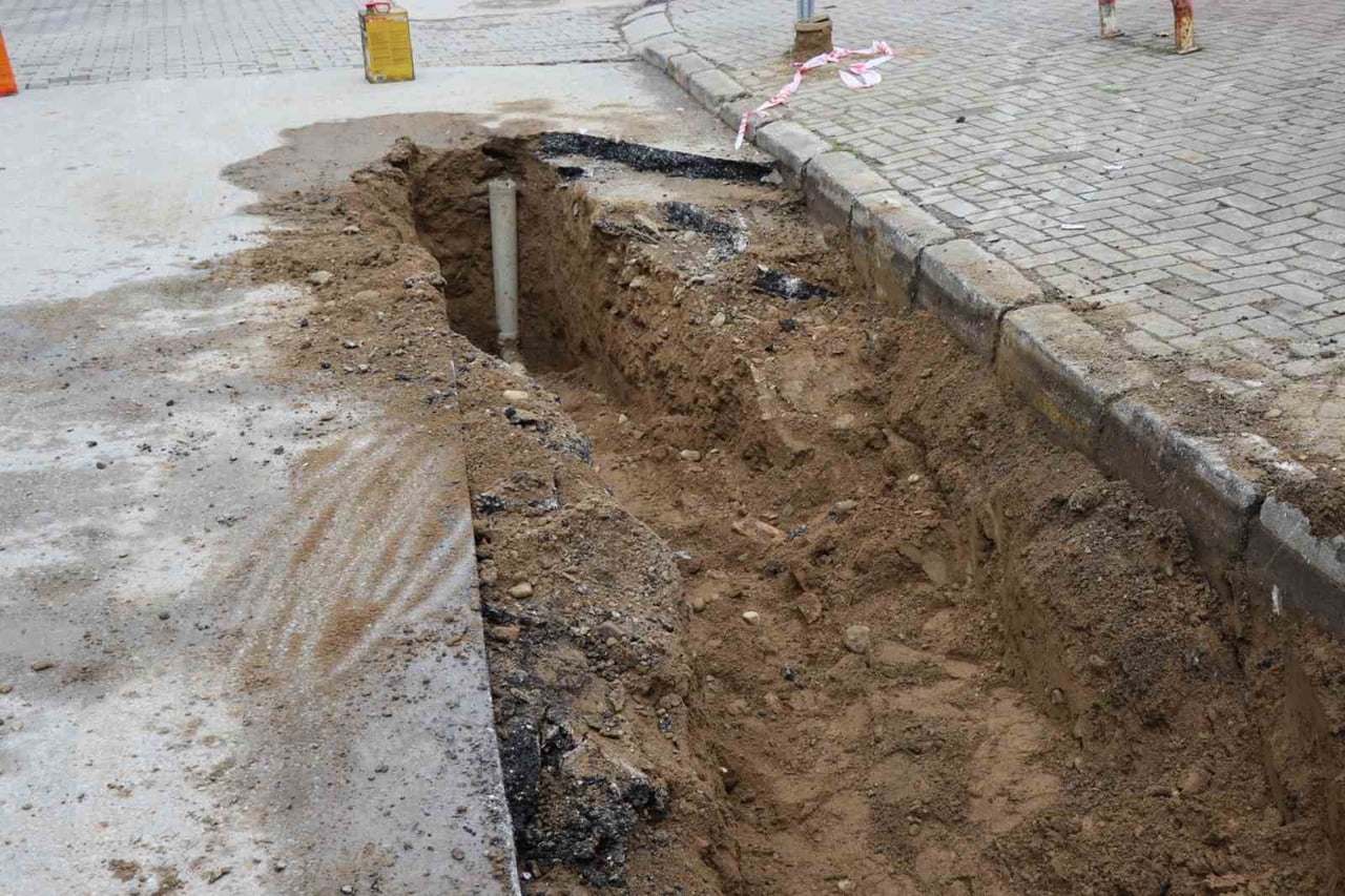 NAZİLLİ BELEDİYESİ, İLÇEDE YAKLAŞIK YARIM ASIRDIR KULLANILAN İÇME SUYU HATLARINI YENİLEMEK İÇİN...