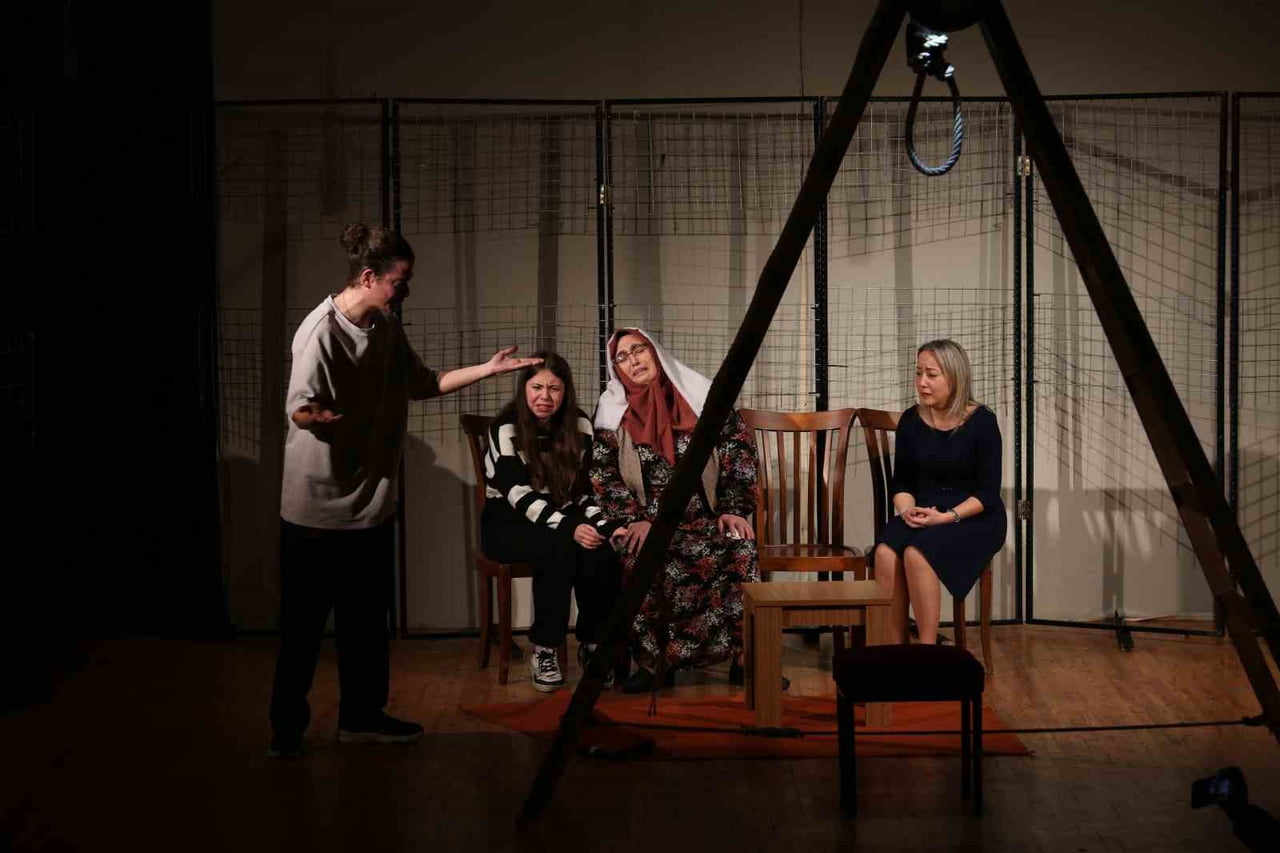 NAZİLLİ HEM TİYATRO EKİBİNİN OYUNU BÜYÜK BEĞENİ ALDI