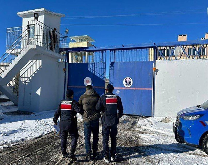 NEVŞEHİR’DE 30 AYRI SUÇTAN ARANAN ŞAHIS SAKLANDIĞI EVDE YAKALANDI.