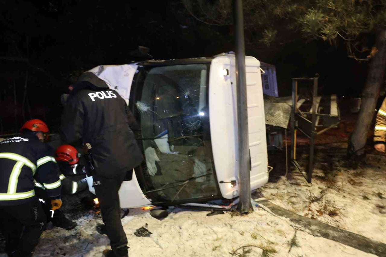 NEVŞEHİR’DE OTOMOBİL İLE KAMYONETİN ÇARPIŞMASI SONUCU MEYDANA GELEN TRAFİK KAZASINDA 4 KİŞİ...