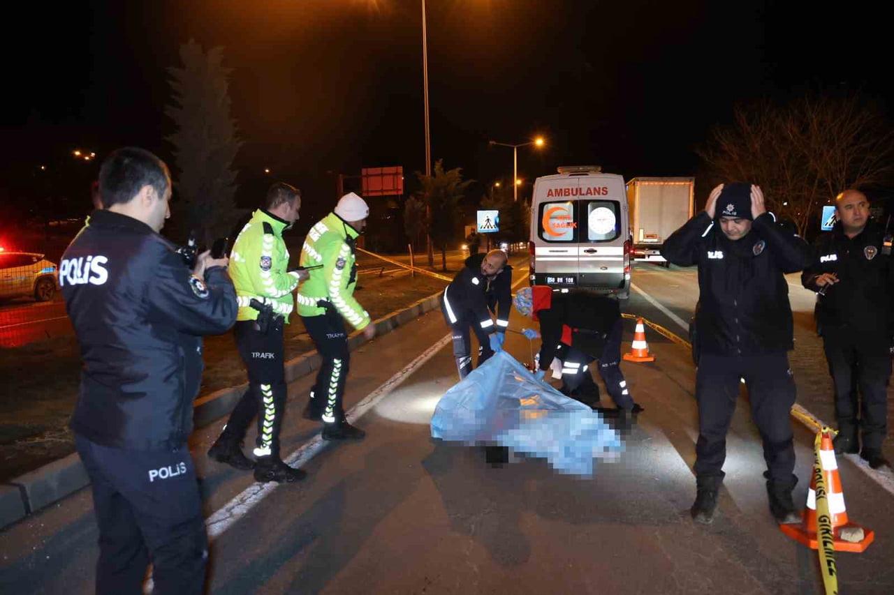 NEVŞEHİR’DE YAYA GEÇİDİNDEN KARŞIDAN KARŞIYA GEÇMEYE ÇALIŞAN 16 YAŞINDAKİ ÇOCUK, OTOMOBİLİN...