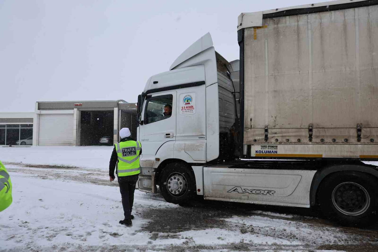 NEVŞEHİR GENELİNDE SABAH SAATLERİNDE ETKİSİNİ ARTIRAN YOĞUN KAR YAĞIŞI VE TİPİ, KENT GENELİNDE...