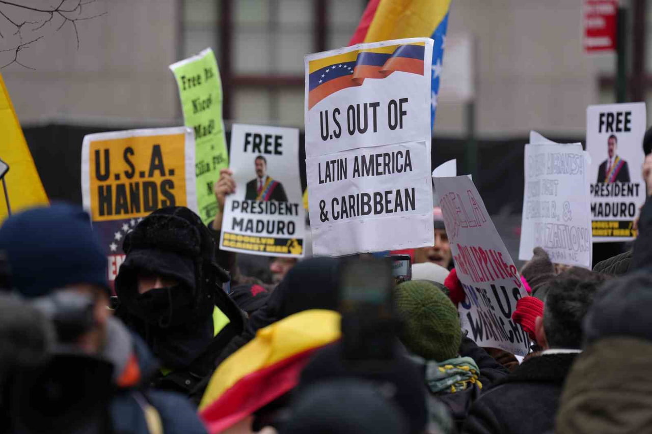 NEW YORK’TAKİ DURUŞMA ÖNCESİ MADURO VE EŞİNİN SERBEST BIRAKILMASI İÇİN PROTESTO