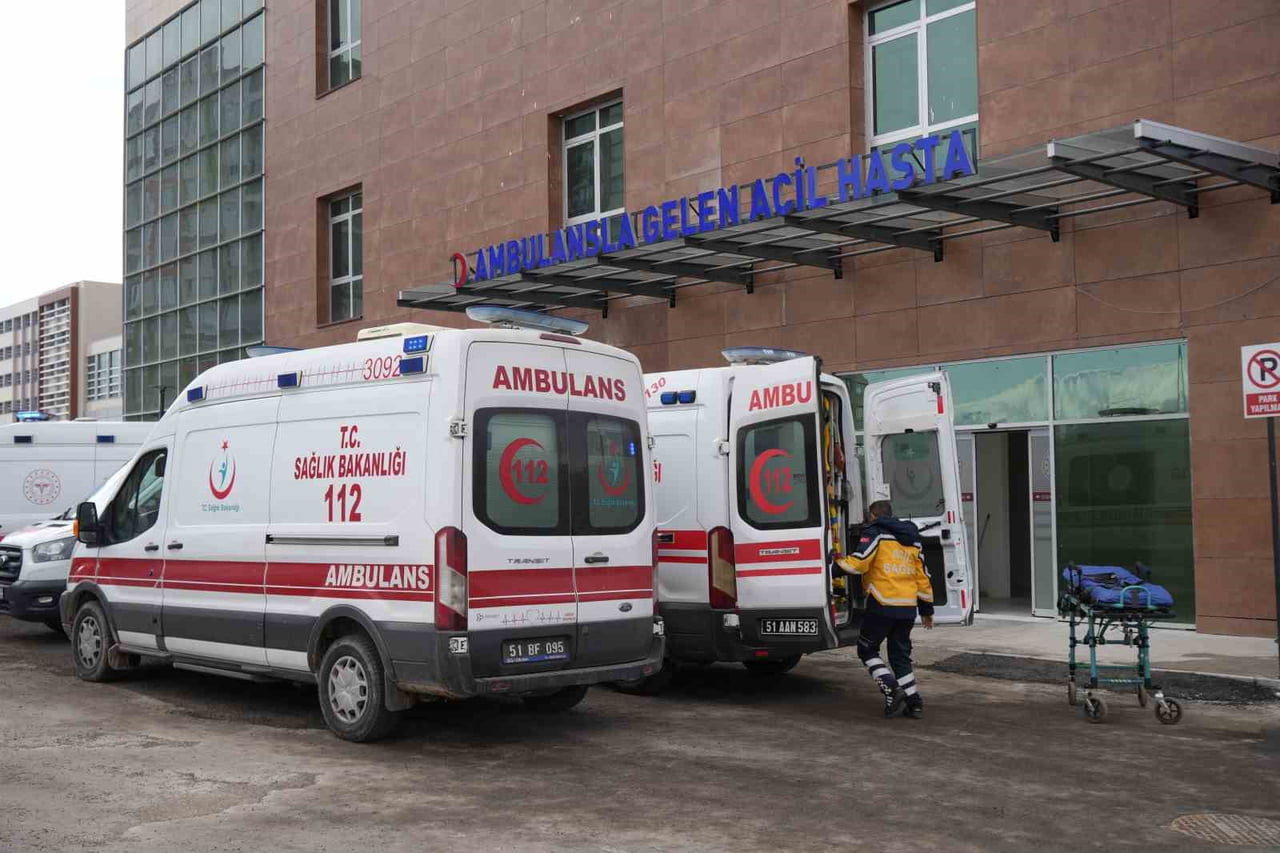 NİĞDE'NİN BOR İLÇESİNDE MOTOSİKLETLE OTOMOBİLİN ÇARPIŞMASI SONUCU 1 KİŞİ HAYATINI...