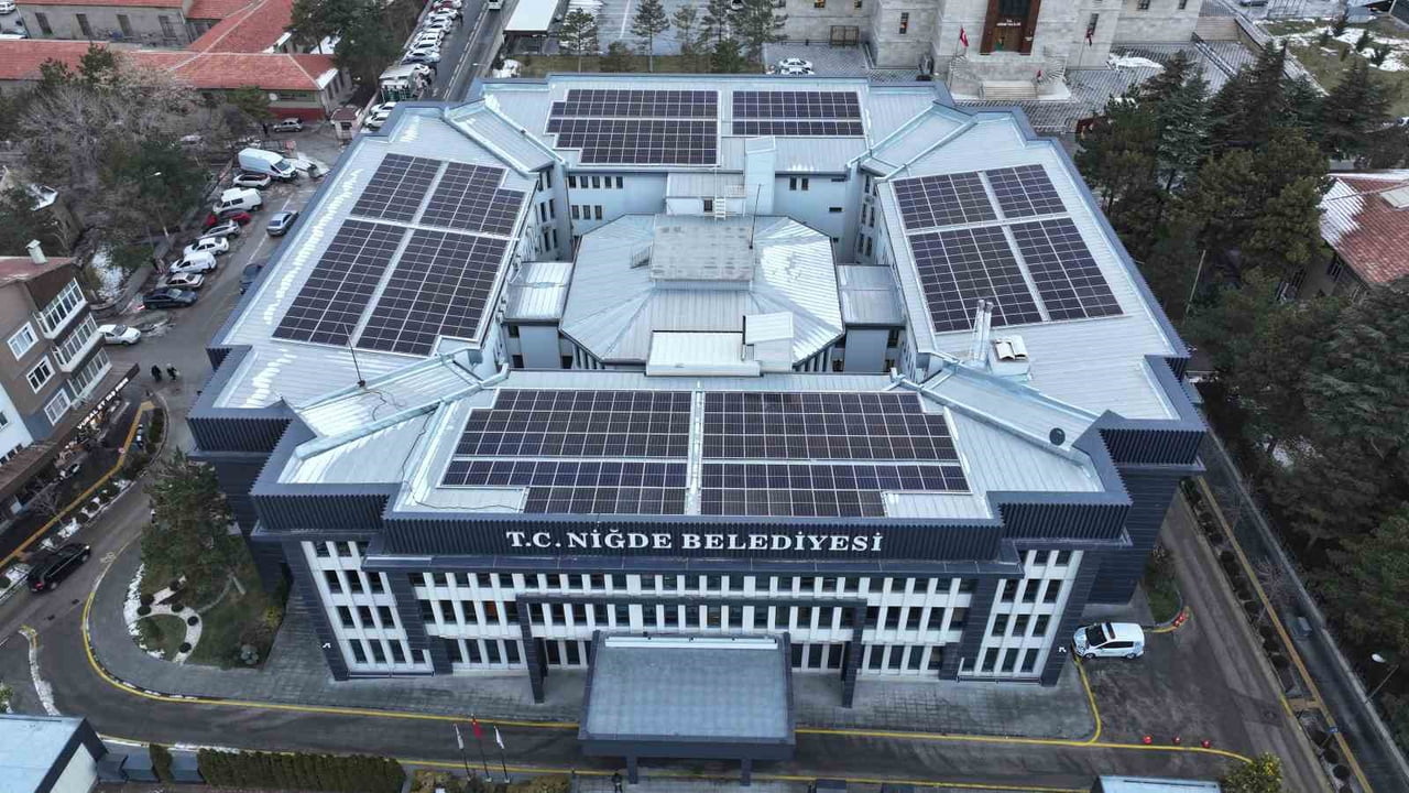 NİĞDE BELEDİYESİ, HİZMET BİNASINDA ENERJİ VE ISINMA İHTİYACINI TAMAMEN YERLİ VE YENİLENEBİLİR...
