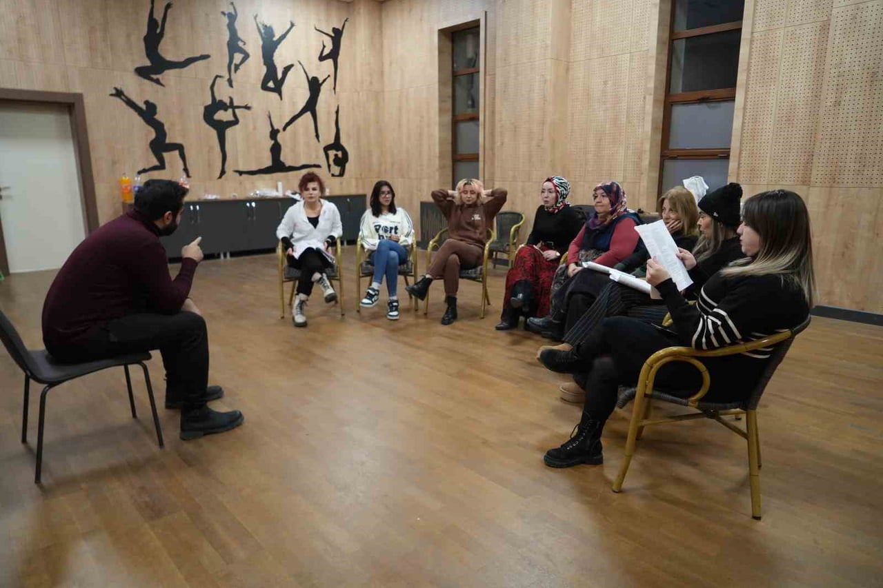 NİĞDE’DE ÇOCUKLARINI YAZDIRMAK İÇİN GELDİĞİ BELEDİYE ŞEHİR TİYATROSUNDA OYUNCULUĞA ADIM ATAN 57...