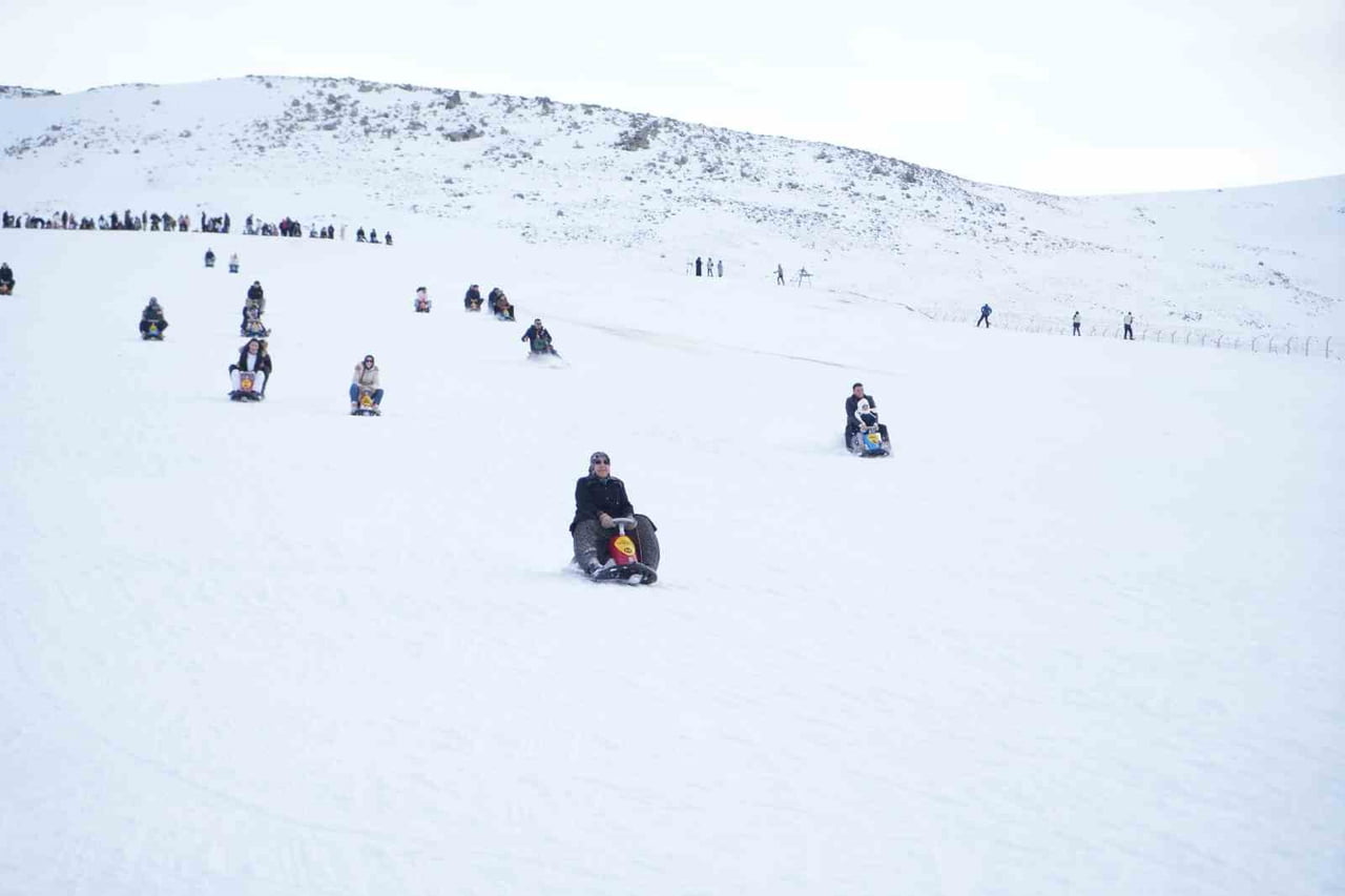 NİĞDE’DE ETKİLİ OLAN KAR YAĞIŞININ ARDINDAN YENİDEN FAALİYETE GEÇEN KETENÇİMEN KAYAK MERKEZİ...