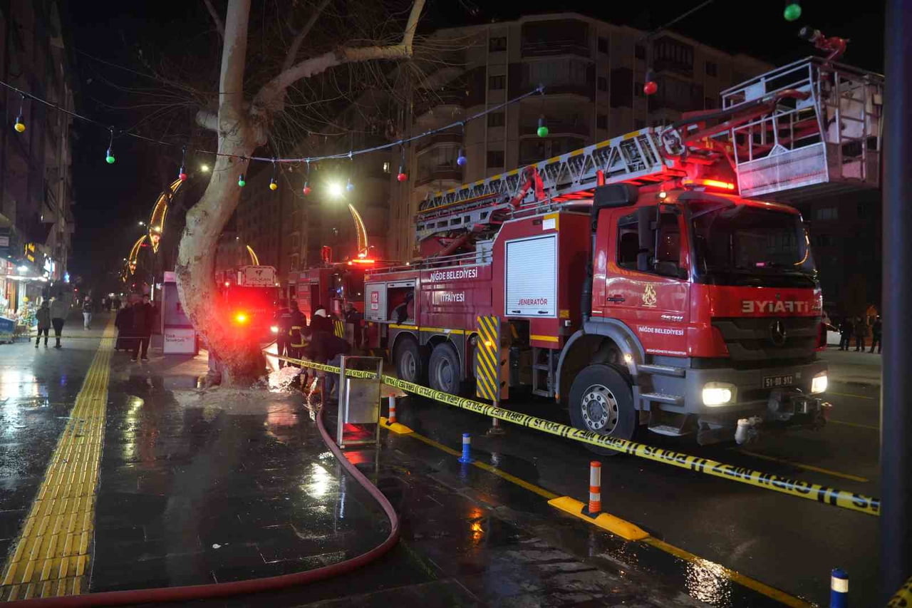 NİĞDE MERKEZ DR. SAMİ YAĞIZ CADDESİ ÜZERİNDE BULUNAN BİR APARTMANIN 3’ÜNCÜ KATINDAKİ OFİSTE YANGIN...