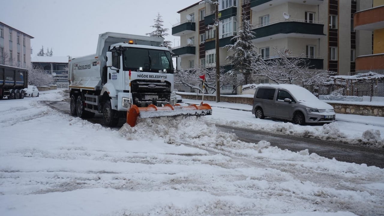 NİĞDE’Yİ ETKİSİ ALTINA ALAN YOĞUN KAR YAĞIŞINDA, NİĞDE BELEDİYESİ EKİPLERİNİN ANINDA MÜDAHALESİ VE...