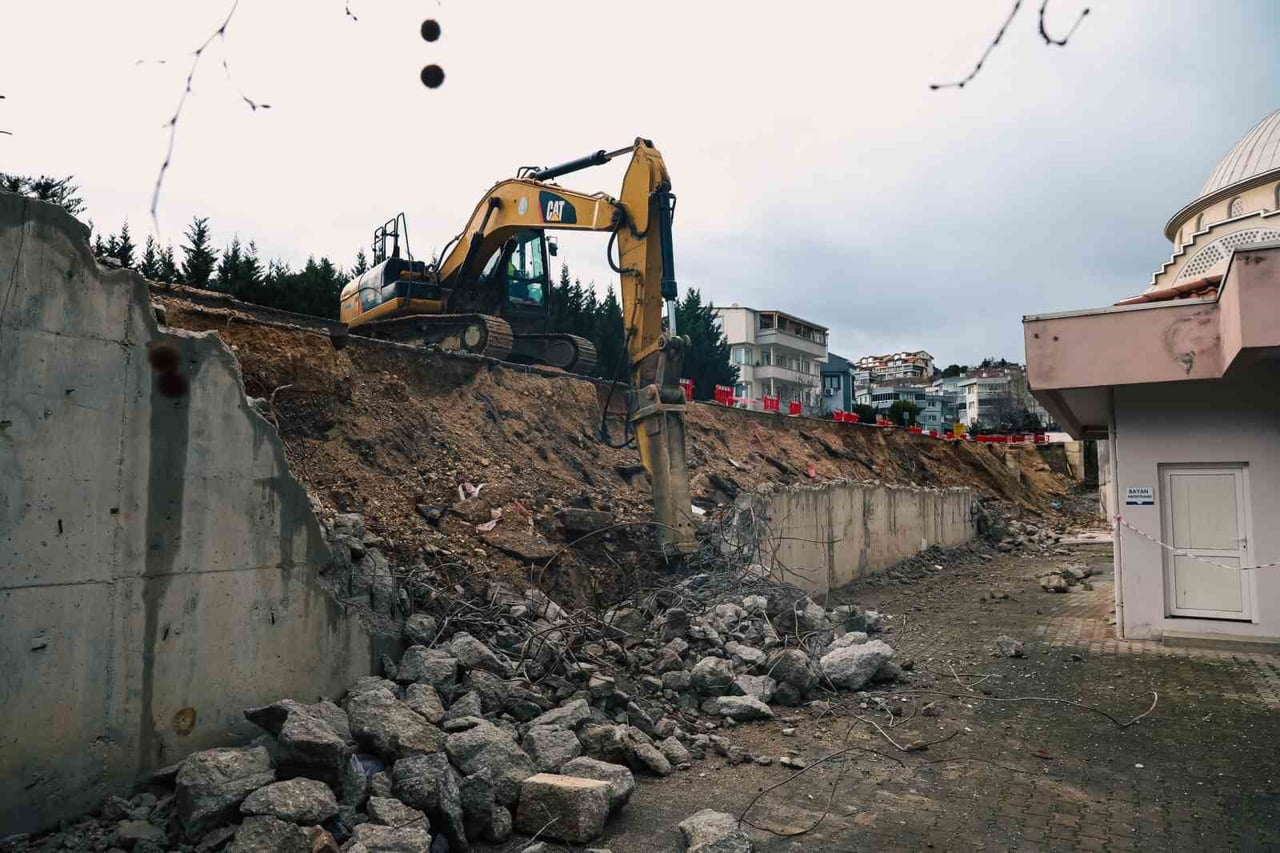 NİLÜER'DE ÇÖKEN İSTİNAT DUVARI BÜYÜKŞEHİR TARAFINDAN YENİLENİYOR