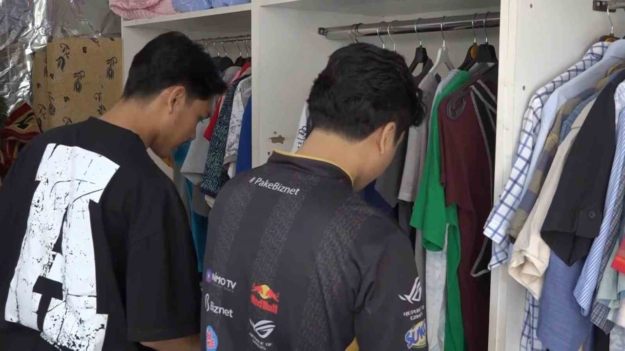 NİLÜFER BELEDİYESİ'NİN HAYATA GEÇİRDİĞİ "GİYMİYORSAN GİYDİR" UYGULAMASIYLA, VATANDAŞLARIN...