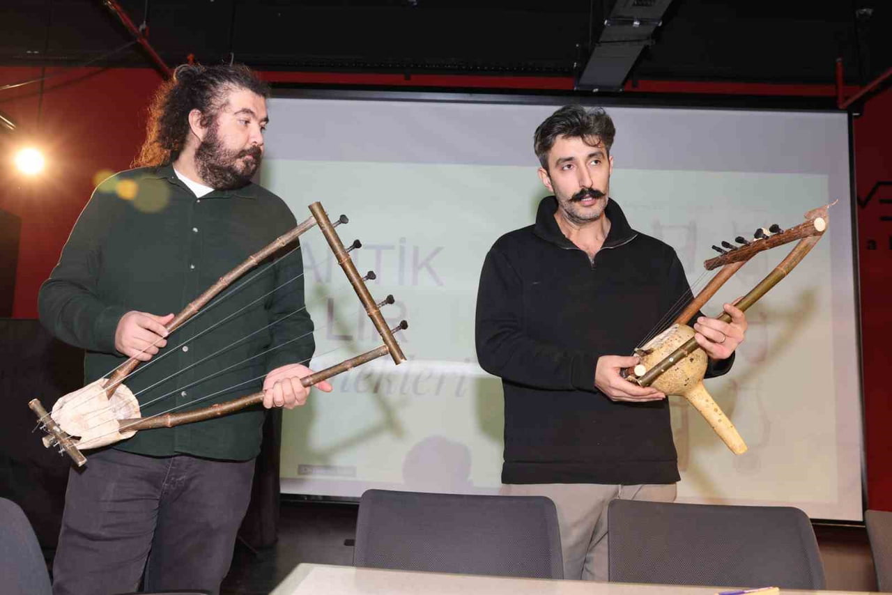 NİLÜFER BELEDİYESİ’NİN DÜZENLEDİĞİ YARATICI ATÖLYEYE KATILAN ÇOCUKLAR, TELLİ ÇALGILARDAN LİRİN...