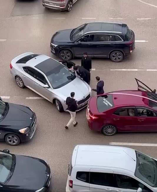 NİLÜFER İLÇESİNDE DÜĞÜN KONVOYU SIRASINDA YAŞANAN TARTIŞMA KISA SÜRELİ PANİĞE NEDEN...