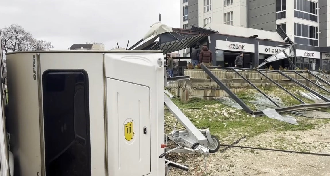 NİLÜFER İLÇESİNDEKİ LÜKS BİR GALERİ ÖNÜNDEKİ KARAVAN VE MOTORLAR DA FIRTINADA DEVRİLİP ZARAR...