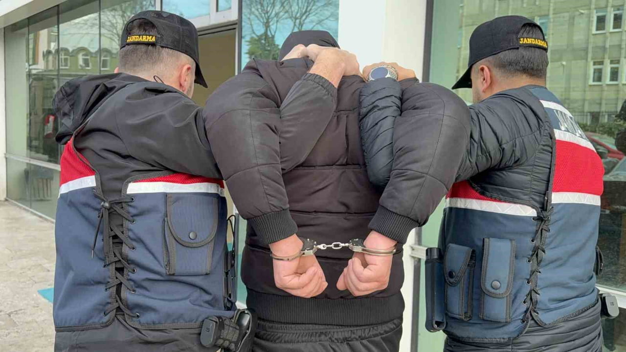 NÖBETÇİ MAHKEMEYE SEVK EDİLEN N.E.M., MAHKEMECE ELEKTRONİK KELEPÇE TAKILMAK SURETİYLE EV HAPSİ...