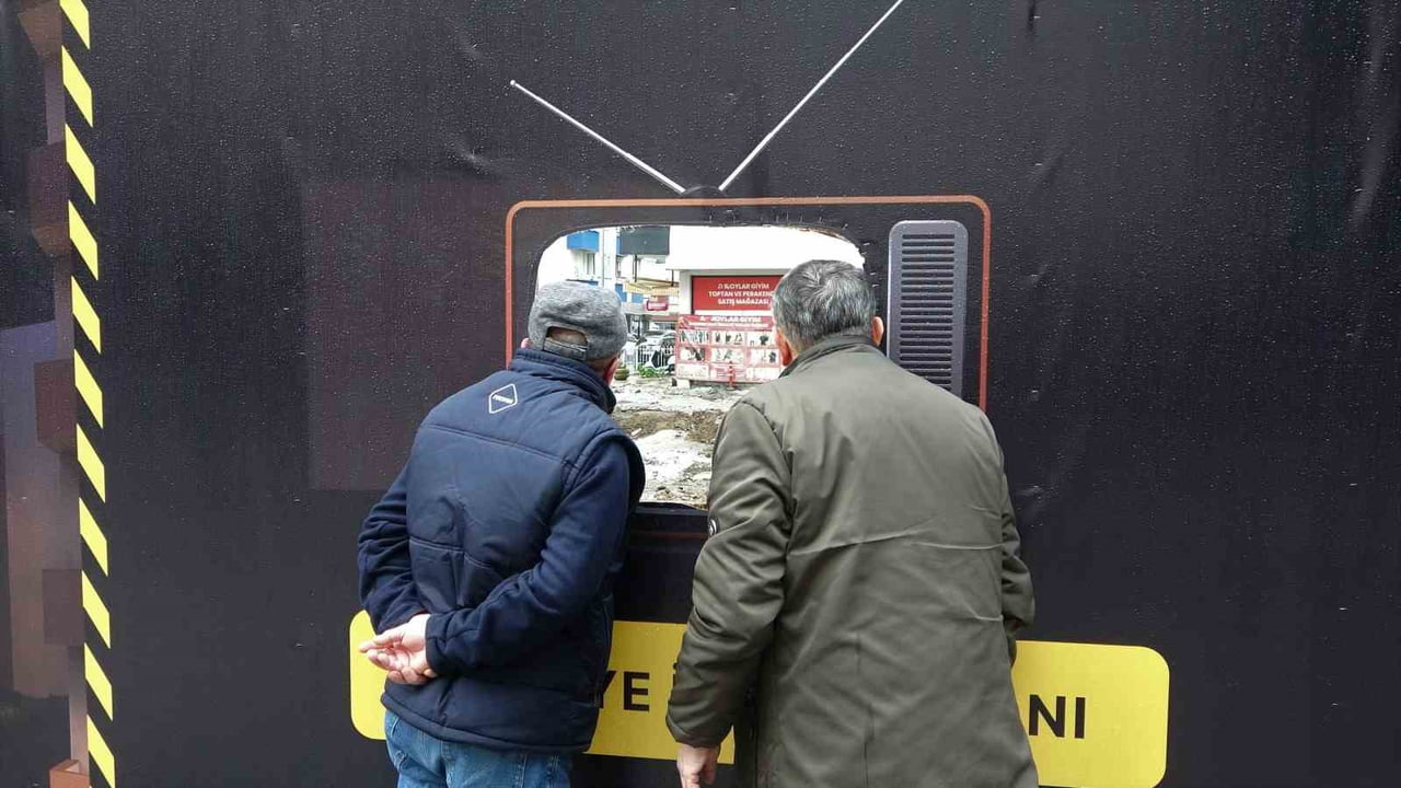 NOSTALJİ ŞEKLİNDEKİ TELEVİZYON TEMASI İLE TASARLANAN VE BOŞ BIRAKILAN ALANDAN İNSANLAR, YAPILACAK...