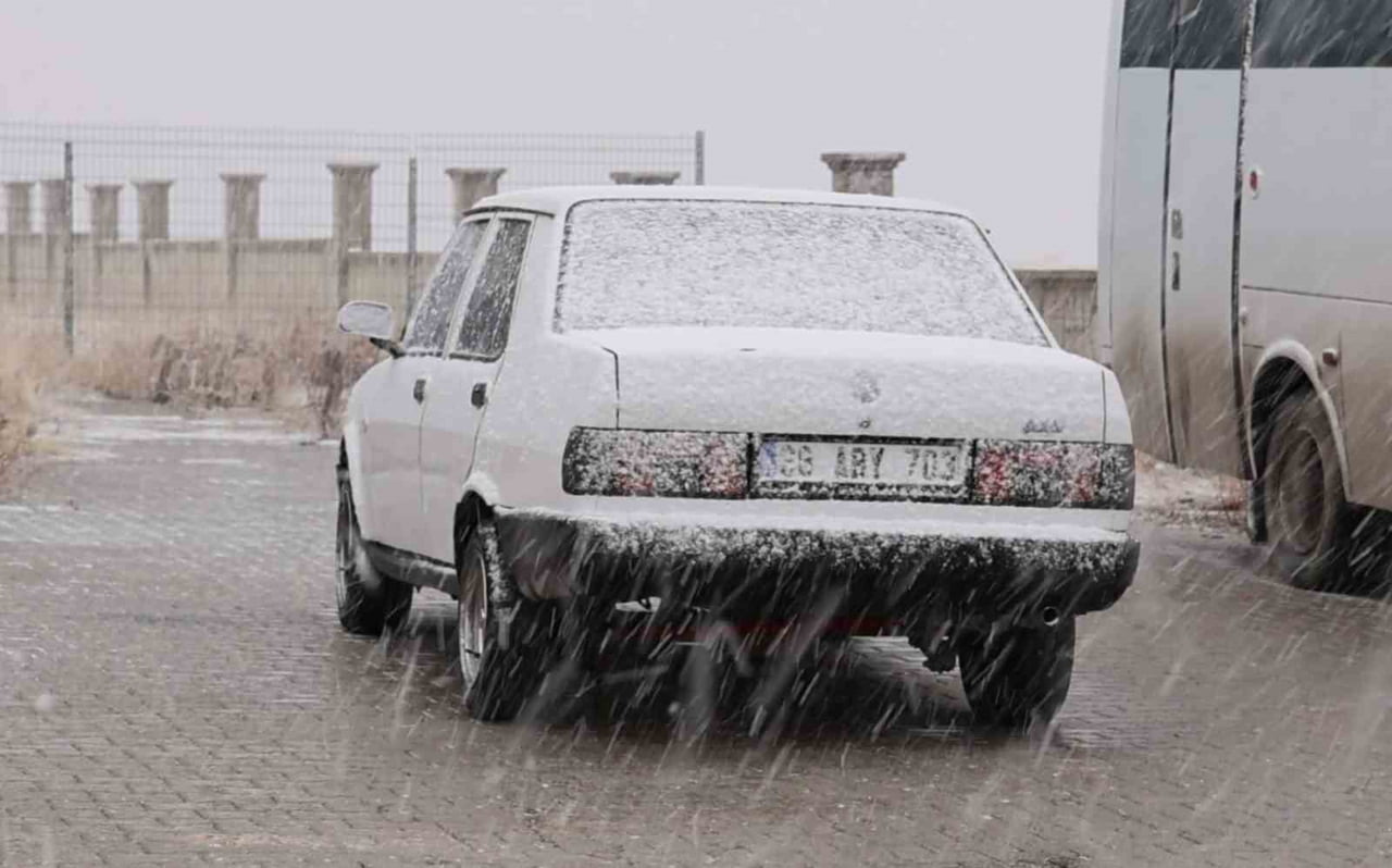 NÜFUSUNUN YÜZDE 80’İNİN TARIM VE HAYVANCILIKTAN GEÇİMİNİ SAĞLADIĞI AKSARAY’DA KAR YAĞIŞI ETKİLİ...