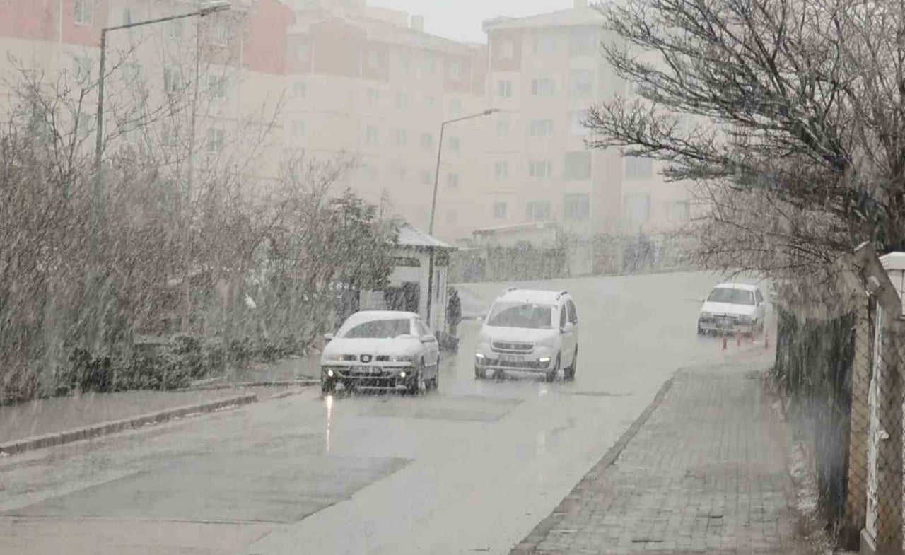 NÜFUSUNUN YÜZDE 80’İNİN TARIM VE HAYVANCILIKTAN GEÇİMİNİ SAĞLADIĞI AKSARAY’DA KAR YAĞIŞI ETKİLİ...
