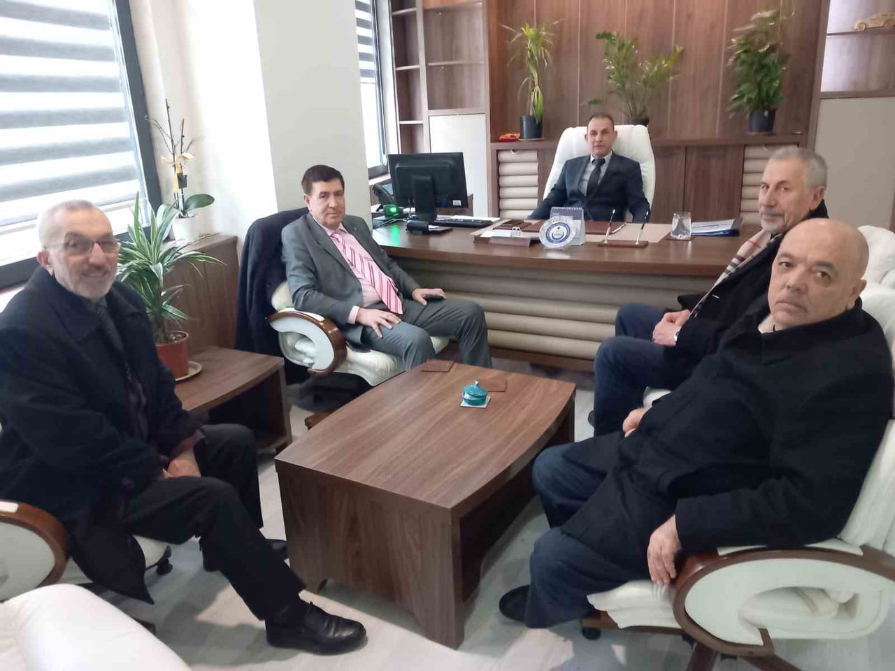 ODUNPAZARI İLÇE NÜFUS MÜDÜRÜ ŞAKİR KESER VE DERNEK YÖNETİM KURULU ÜYELERİ BİRLİKTE.