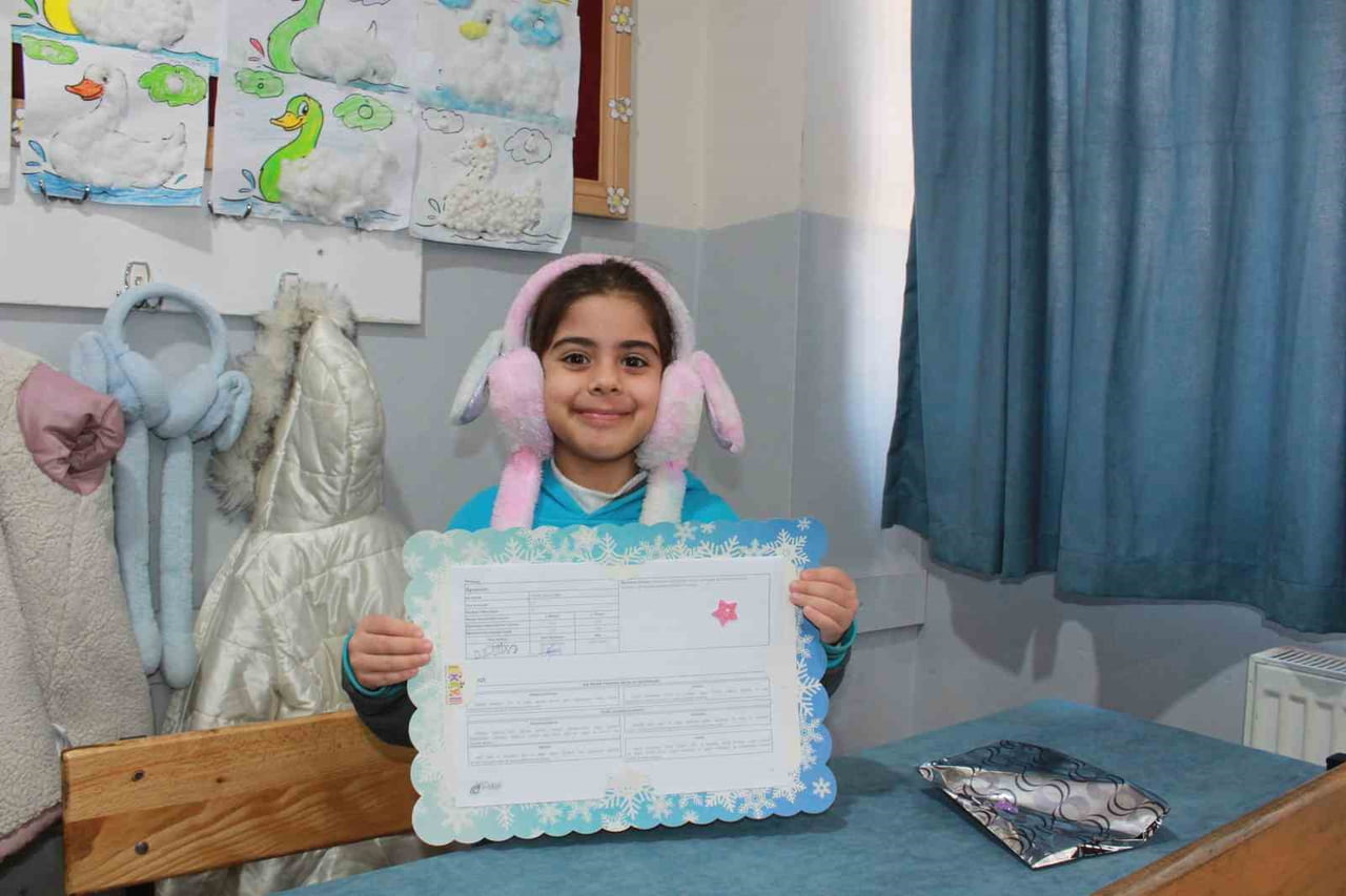 ÖĞRENCİLERDEN FATMA ZEHRA EKİN (7), OKULU ÇOK SEVDİĞİNİN, KARNESİNİN ÇOK GÜZEL OLDUĞUNU...