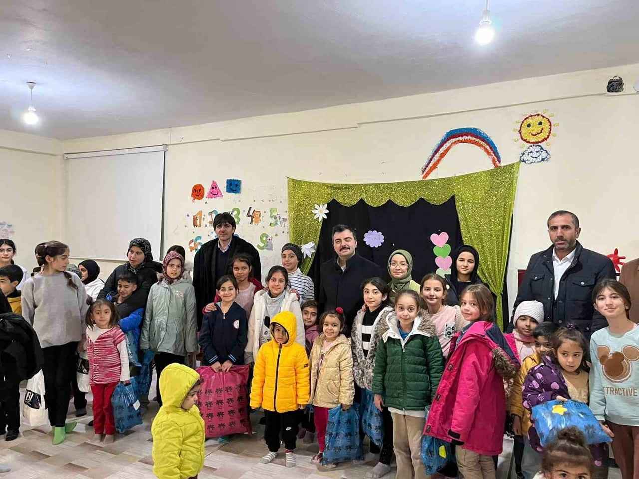 ÖĞRENCİLERLE SOHBET EDEN KAYMAKAM ATIŞ, ONLARA HEDİYELER VERDİ. DİCLE KAYMAKAMI MUSTAFA ATIŞ’IN...