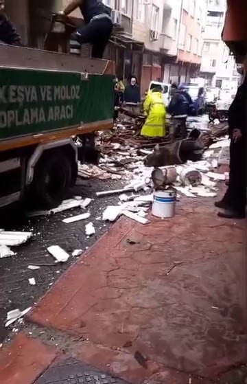 OKMEYDANI'NDA BİR BİNANIN ÇATISI UÇARAK SOKAĞA DÜŞTÜ