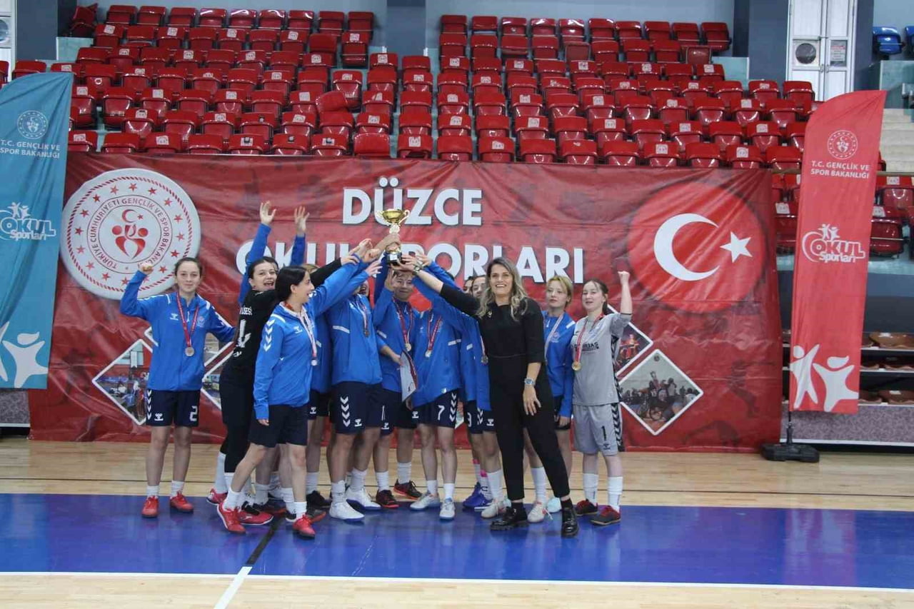 OKUL SPORLARI GENÇ KIZLAR FUTSAL MÜSABAKALARI SONA ERDİ. BÜYÜK BİR HEYECAN VE ÇEKİŞMEYE SAHNE OLAN...