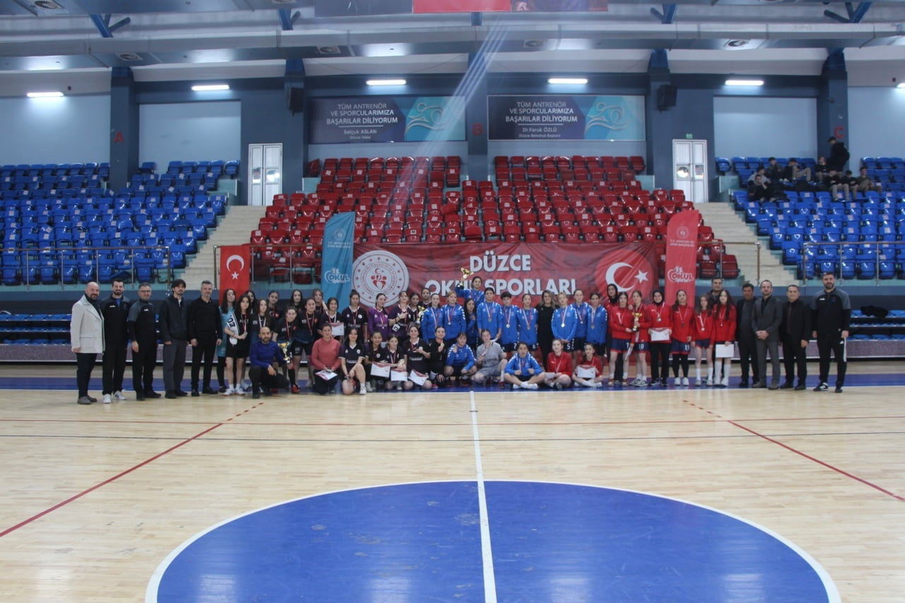 OKUL SPORLARI GENÇ KIZLAR FUTSAL MÜSABAKALARI SONA ERDİ. BÜYÜK BİR HEYECAN VE ÇEKİŞMEYE SAHNE OLAN...