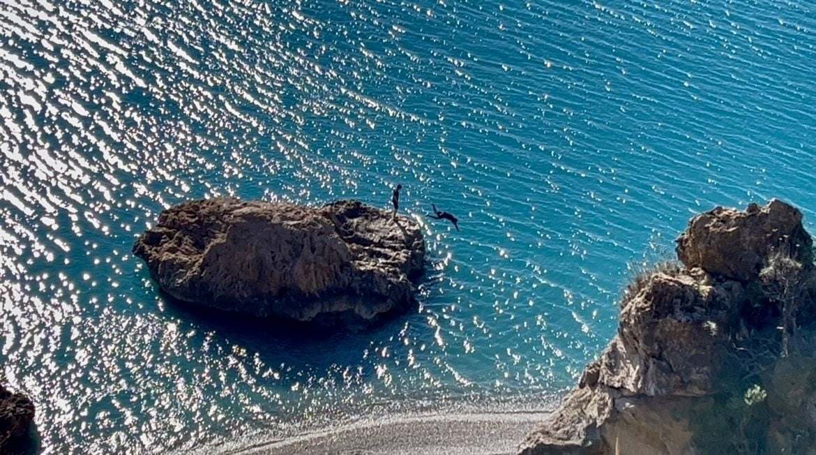 OKULDAN ÇIKAN ÖĞRENCİLER, ÇANTALARINI KIYIYA BIRAKIP TİŞÖRTLERİYLE FALEZLERİN ÜZERİNDEN...