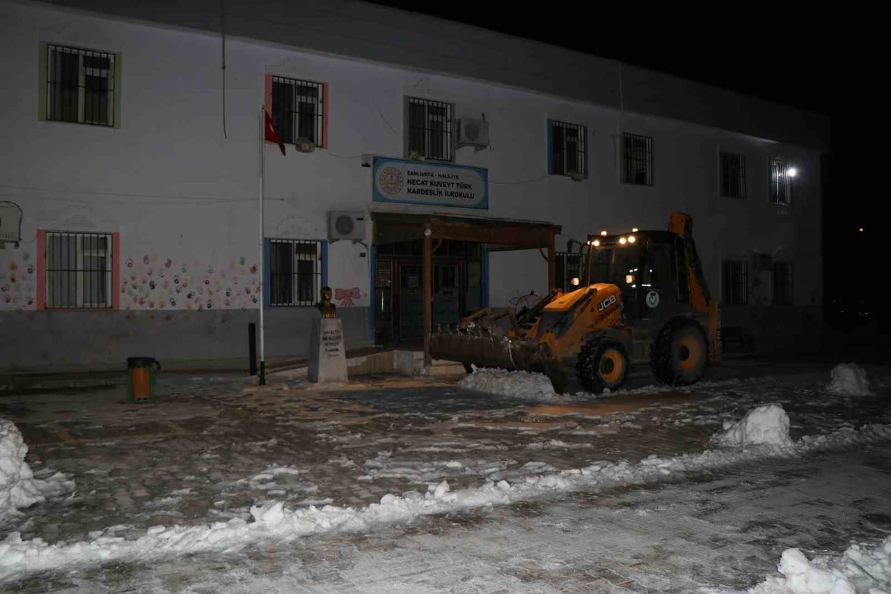OKULLARDA KAR TEMİZLİĞİ YAPILIYOR