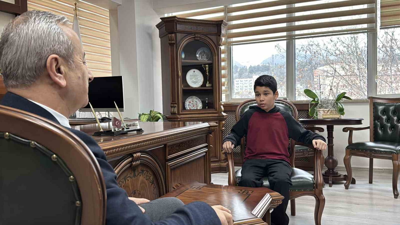 OLAY, 100. YIL MAHALLESİ'NDE BULUNAN ŞEHİT NURETTİN SEKİ İLKOKULU ÖNÜNDE YAŞANDI. OKULA GİTMEK...