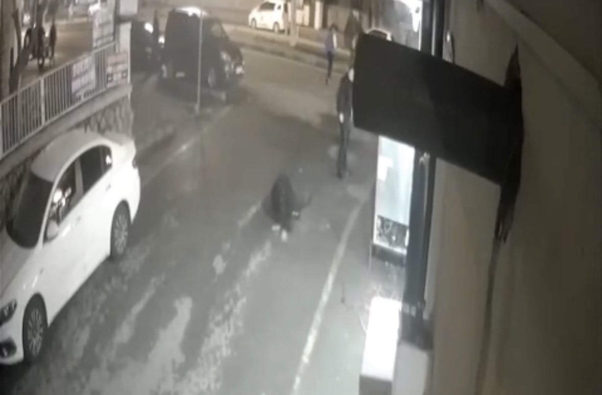 OLAY ANI ÇEVREDEKİ BİR İŞ YERİNİN GÜVENLİK KAMERASINA ANBEAN YANSIDI. GÖRÜNTÜLERDE, TARAFLARIN...