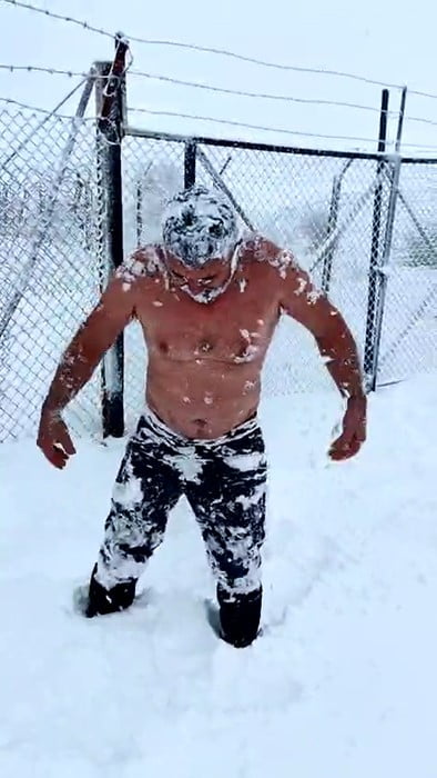 ÖNER ÇAĞLAYAN, EKSİ 15 DERECEDE KAR BANYOSU YAPTI.