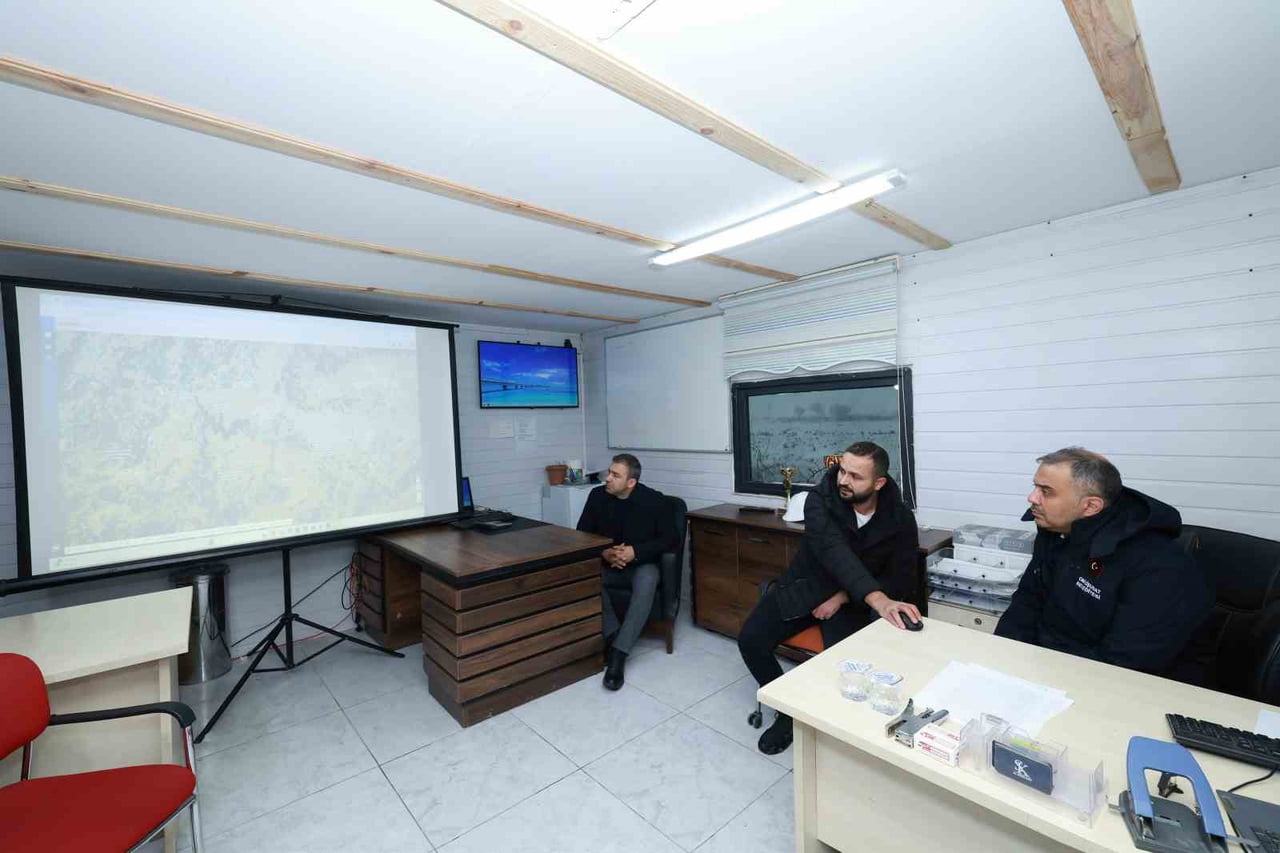 ONİKİŞUBAT BELEDİYE BAŞKANI HANİFİ TOPTAŞ, İLÇEDE ETKİLİ OLAN KAR YAĞIŞI SONRASI YÜRÜTÜLEN KARLA...