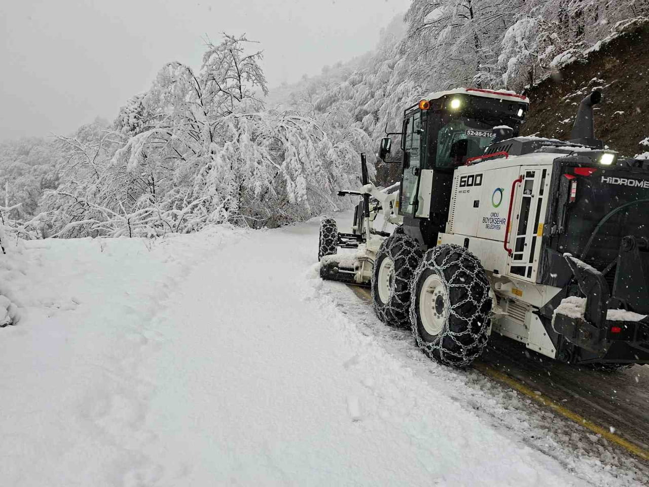 ORDU'DA KAR YAĞIŞININ ETKİSİNİ GÖSTERMESİYLE BİRLİKTE BÜYÜKŞEHİR BELEDİYESİ EKİPLERİ, 24 SAAT...