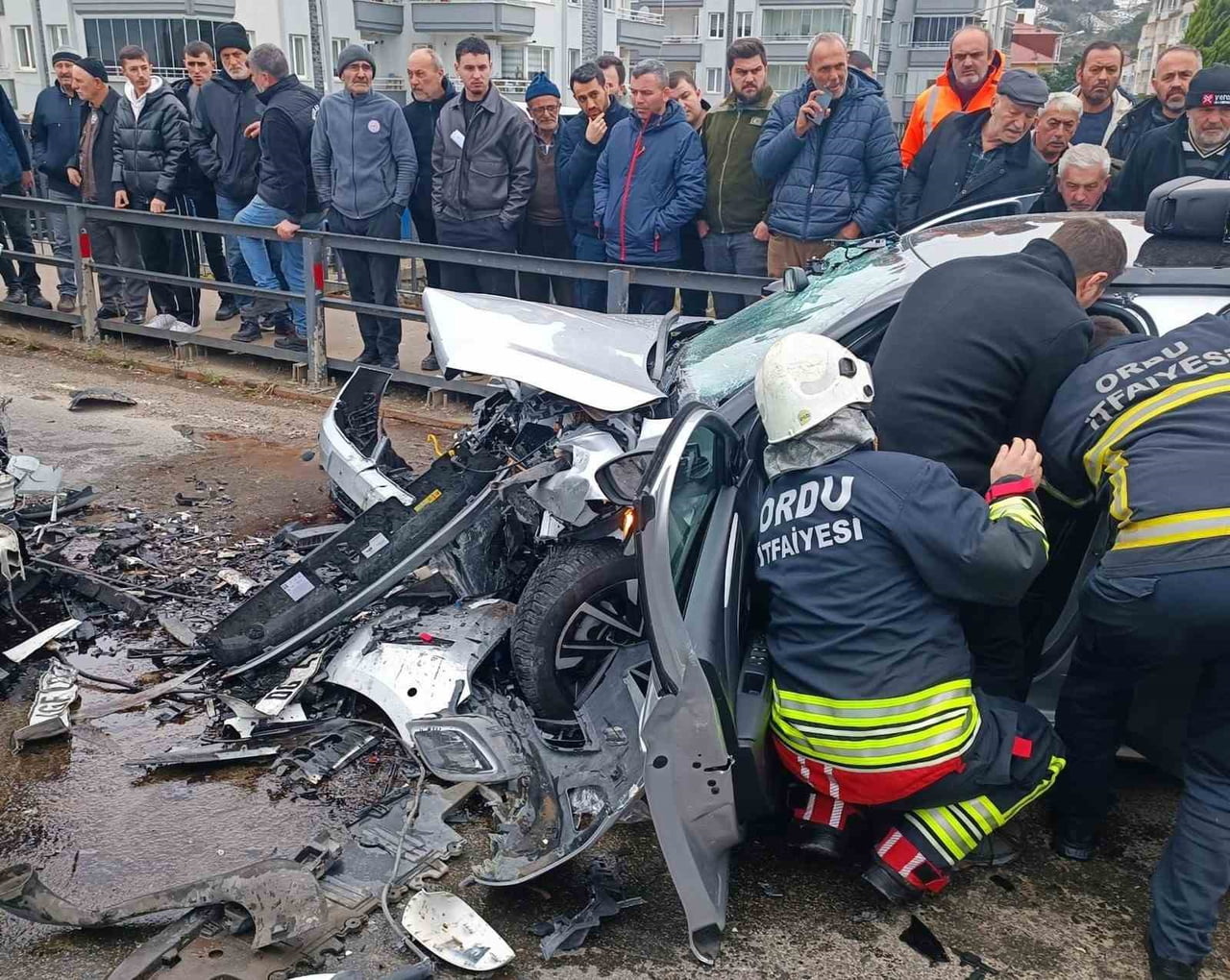 ORDU'NUN PERŞEMBE İLÇESİNDE İKİ OTOMOBİLİN ÇARPIŞMASI SONUCU MEYDANA GELEN TRAFİK KAZASINDA 3'Ü...