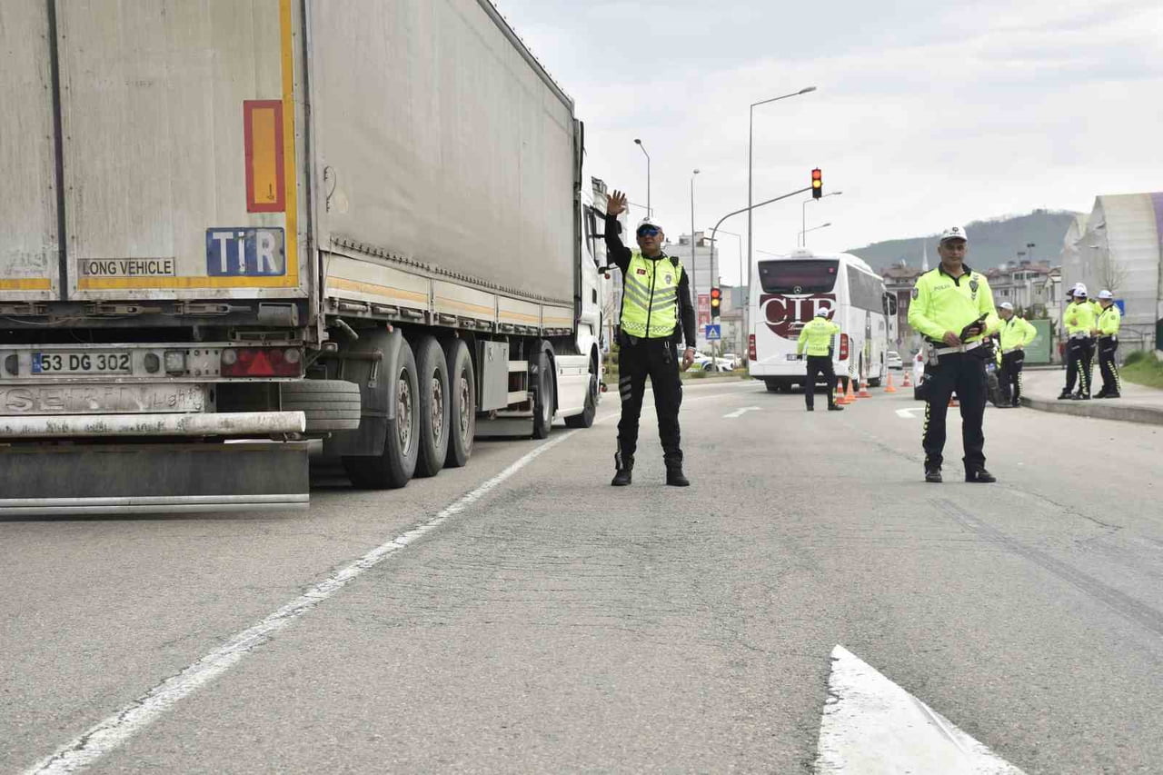 ORDU’DA POLİS EKİPLERİ TARAFINDAN TRAFİK KAZALARINI AZALTMAYA YÖNELİK YAPILAN DENETİMLERDE, SON...