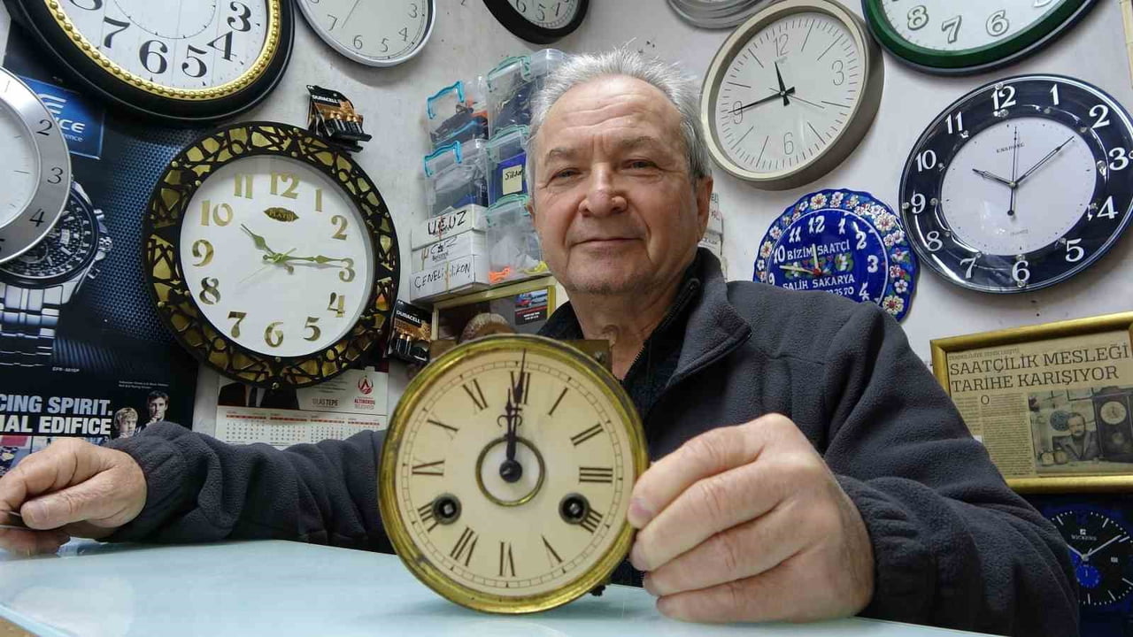 ORDU’DA, SAATÇİ SALİH SAKARYA, 40 YIL ÖNCE AÇTIĞI 10 METREKARELİK İŞ YERİNDE ZAMANA ADETA ‘İNCE...