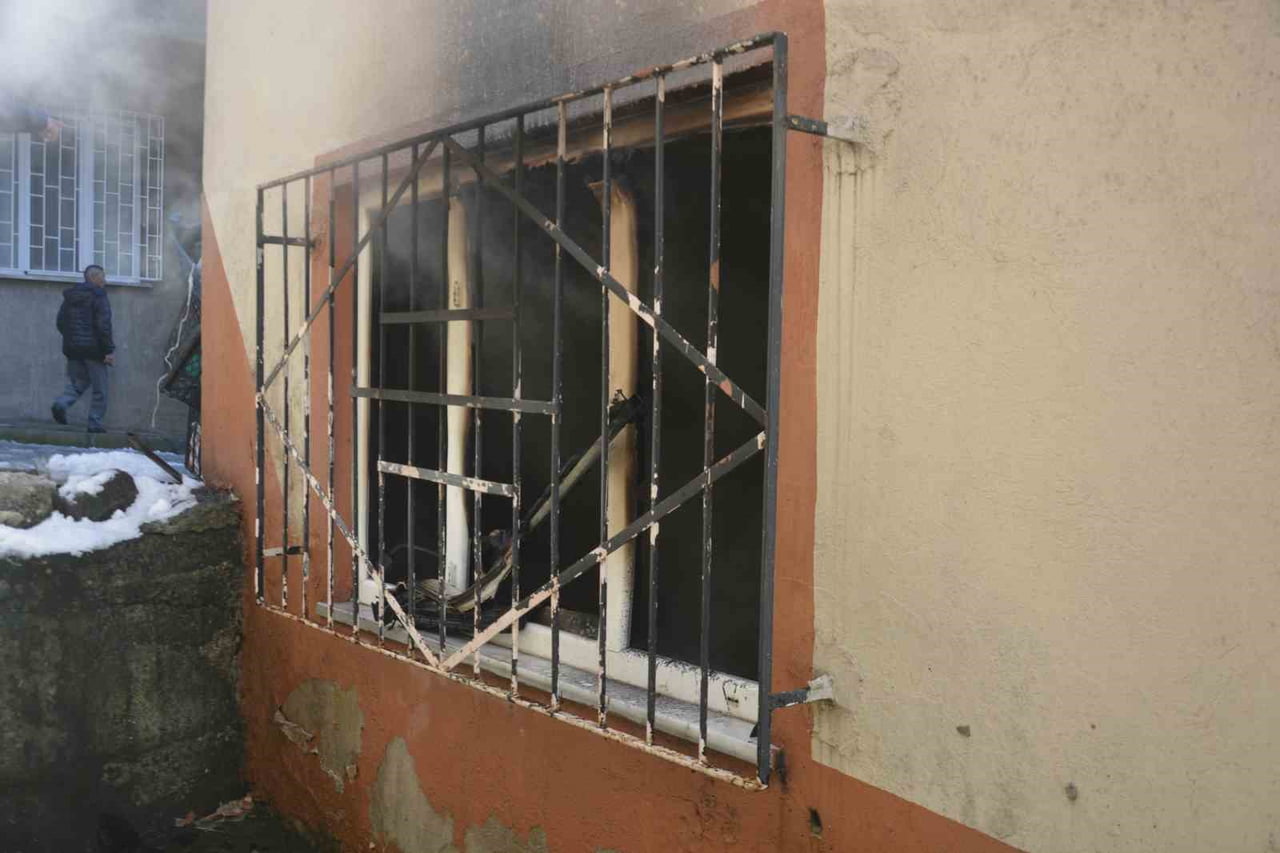 ORDU’NUN ÜNYE İLÇESİNDE BİR APARTMANIN ZEMİN KATINDA ÇIKAN YANGIN PANİĞE YOL AÇARKEN, İTFAİYE...