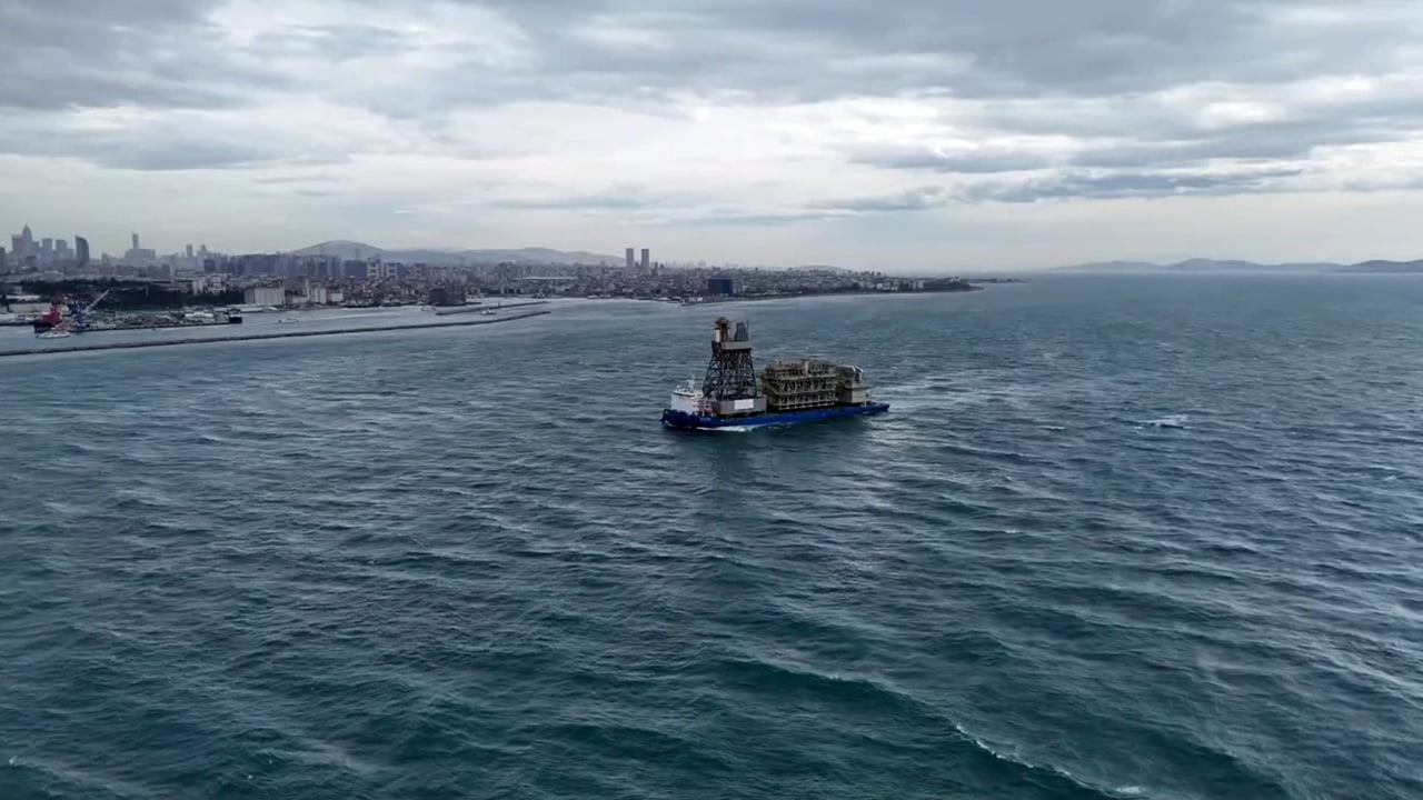 OSMAN GAZİ YÜZER ÜRETİM PLATFORMUNUN PARÇALARI İLE YILDIRIM SONDAJ GEMİSİ’NİN KULESİNİ TAŞIYAN DEV...