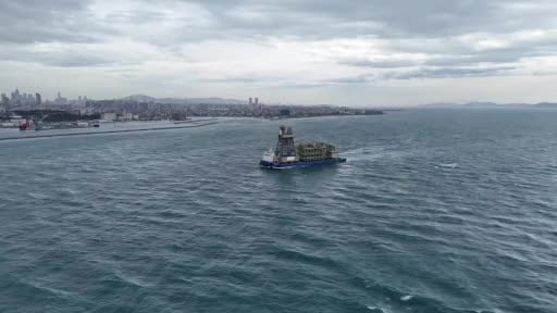 Osman Gazi yüzer üretim platformunun parçaları ile Yıldırım Sondaj Gemisi’nin kulesini taşıyan dev...