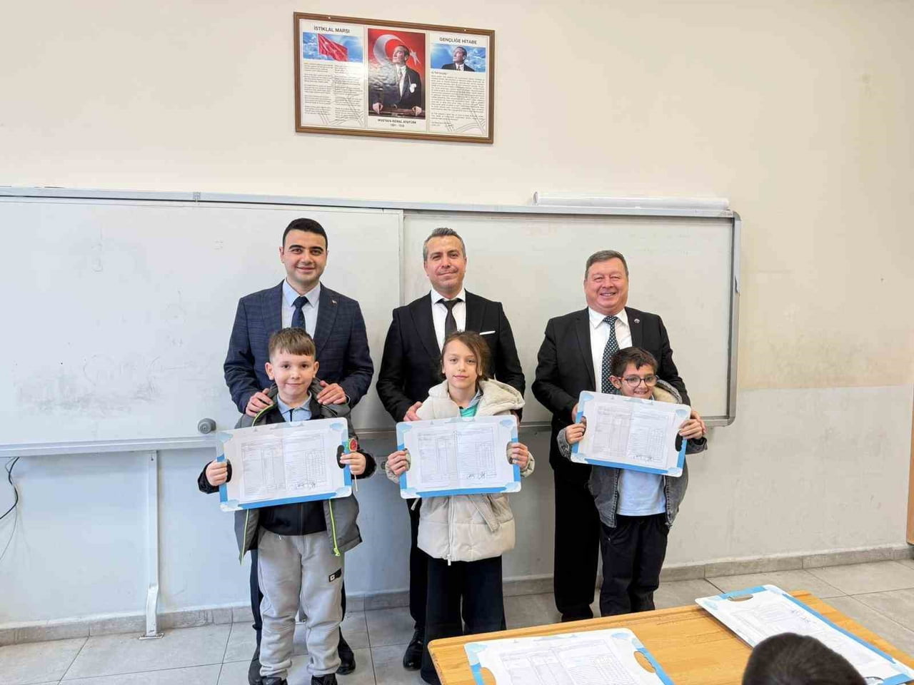 OSMANELİ 'DE DE 2025-2026 EĞİTİM-ÖĞRETİM YILININ BİRİNCİ DÖNEMİ YAPILAN KARNE DAĞITIMI İLE SONA...